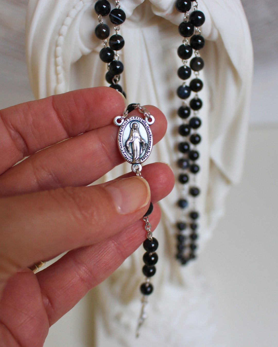Apportez force, protection et intensité à vos prières avec ce chapelet en agate noire.
Sa teinte profonde et élégante favorise l’ancrage, la concentration et le calme intérieur lors de la récitation du Rosaire.