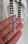 Apportez force, protection et intensité à vos prières avec ce chapelet en agate noire.
Sa teinte profonde et élégante favorise l’ancrage, la concentration et le calme intérieur lors de la récitation du Rosaire.