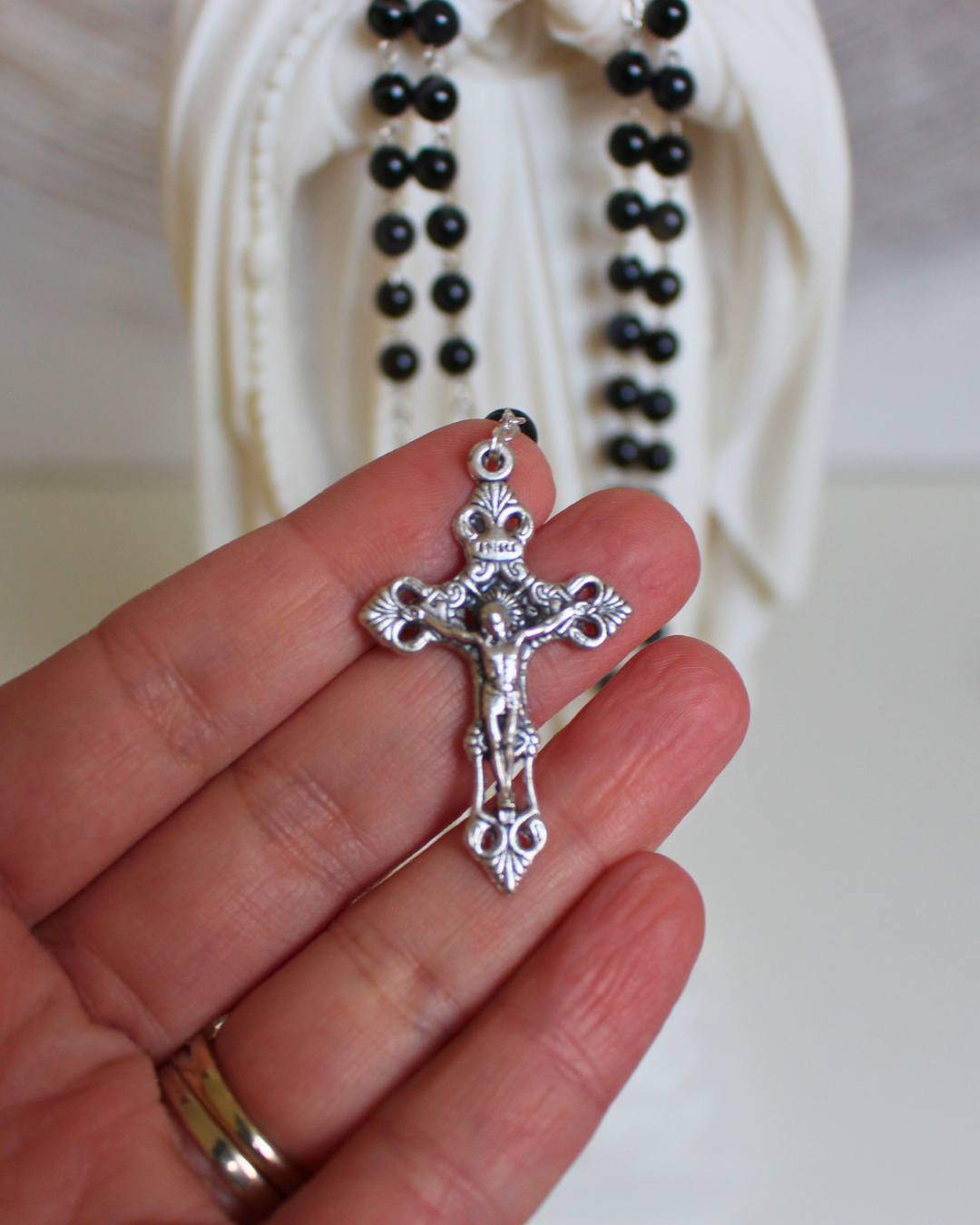 Apportez force, protection et intensité à vos prières avec ce chapelet en agate noire.
Sa teinte profonde et élégante favorise l’ancrage, la concentration et le calme intérieur lors de la récitation du Rosaire.