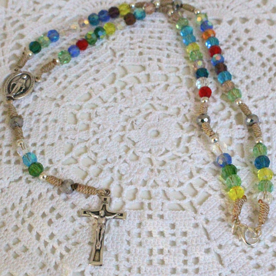 Composé de grains délicatement façonnés, ce chapelet offre un jeu de reflets colorés qui accompagne la prière, l’intention et la méditation avec douceur et sérénité.
Un objet sacré, à la fois traditionaliste et moderne, idéal pour la prière quotidienne,  ou comme cadeau spirituel.