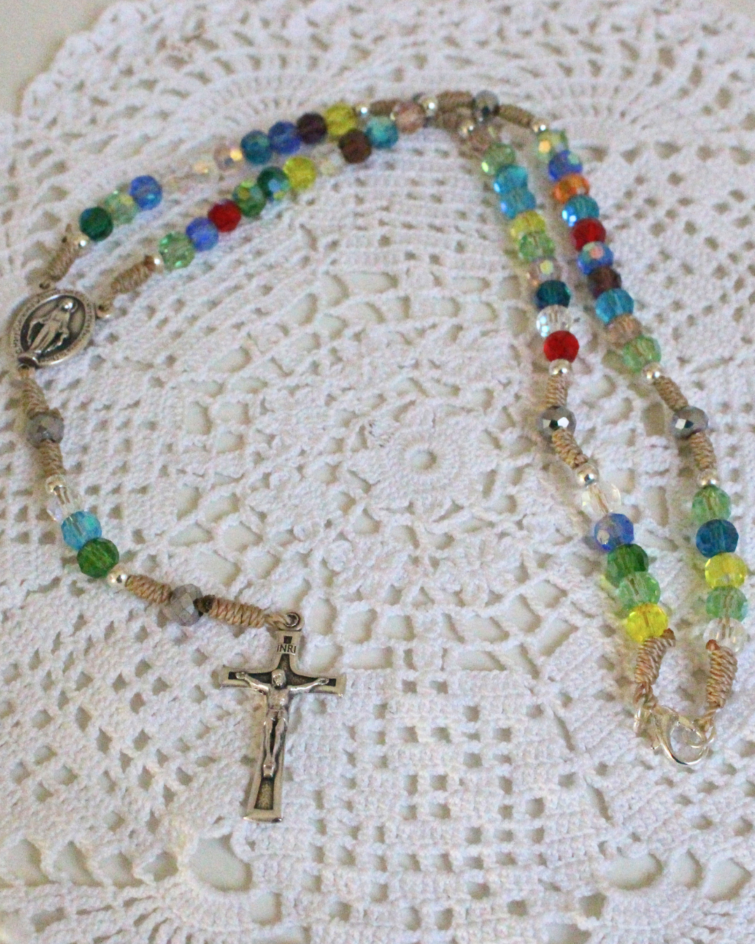 Composé de grains délicatement façonnés, ce chapelet offre un jeu de reflets colorés qui accompagne la prière, l’intention et la méditation avec douceur et sérénité.
Un objet sacré, à la fois traditionaliste et moderne, idéal pour la prière quotidienne,  ou comme cadeau spirituel.