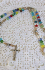 Composé de grains délicatement façonnés, ce chapelet offre un jeu de reflets colorés qui accompagne la prière, l’intention et la méditation avec douceur et sérénité.
Un objet sacré, à la fois traditionaliste et moderne, idéal pour la prière quotidienne,  ou comme cadeau spirituel.