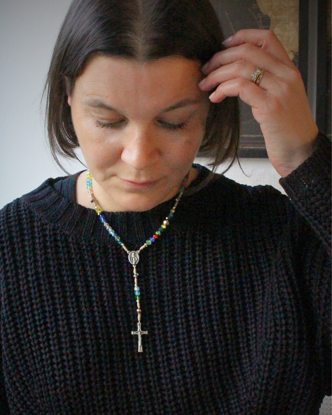 Composé de grains délicatement façonnés, ce chapelet offre un jeu de reflets colorés qui accompagne la prière, l’intention et la méditation avec douceur et sérénité.
Un objet sacré, à la fois traditionaliste et moderne, idéal pour la prière quotidienne,  ou comme cadeau spirituel.