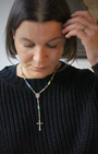 Composé de grains délicatement façonnés, ce chapelet offre un jeu de reflets colorés qui accompagne la prière, l’intention et la méditation avec douceur et sérénité.
Un objet sacré, à la fois traditionaliste et moderne, idéal pour la prière quotidienne,  ou comme cadeau spirituel.
