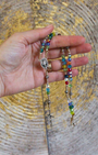 Composé de grains délicatement façonnés, ce chapelet offre un jeu de reflets colorés qui accompagne la prière, l’intention et la méditation avec douceur et sérénité.
Un objet sacré, à la fois traditionaliste et moderne, idéal pour la prière quotidienne,  ou comme cadeau spirituel.
