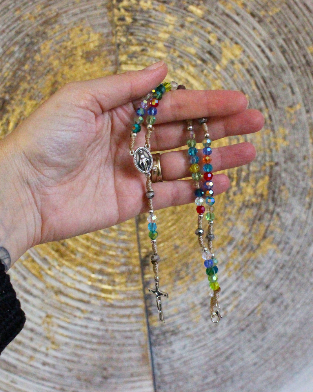 Composé de grains délicatement façonnés, ce chapelet offre un jeu de reflets colorés qui accompagne la prière, l’intention et la méditation avec douceur et sérénité.
Un objet sacré, à la fois traditionaliste et moderne, idéal pour la prière quotidienne,  ou comme cadeau spirituel.

