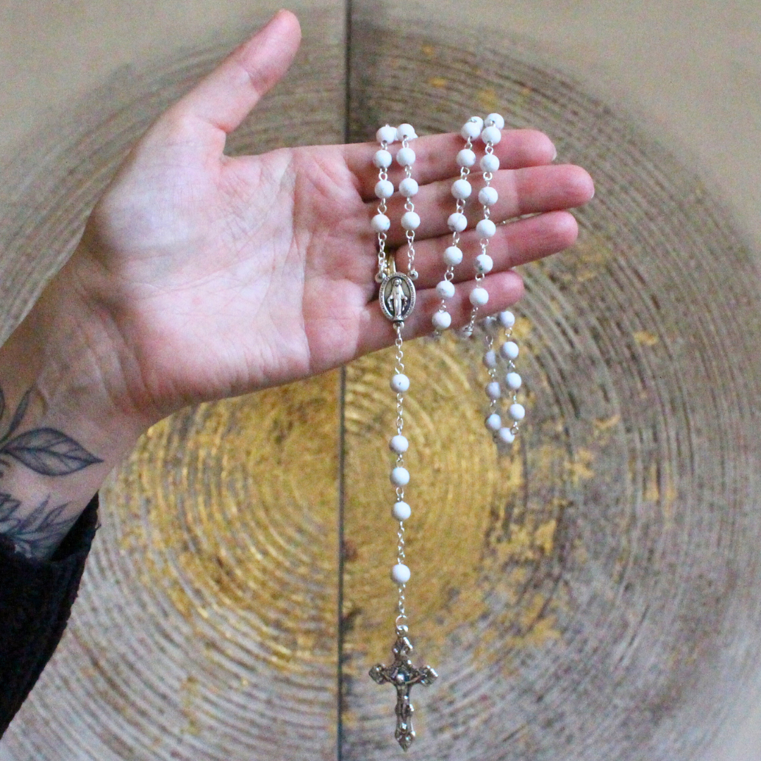 Apportez pureté et sérénité à vos prières avec ce chapelet en agate blanche, 
Sa teinte lumineuse et douce favorise la méditation et la concentration sur chaque mystère du Rosaire. L'agate blanche favorise  la pureté, la paix intérieure et l’équilibre. La croix au bout du chapelet rappelle la foi, le sacrifice et la force spirituelle. Idéal pour la méditation, la prière et la connexion spirituelle.
