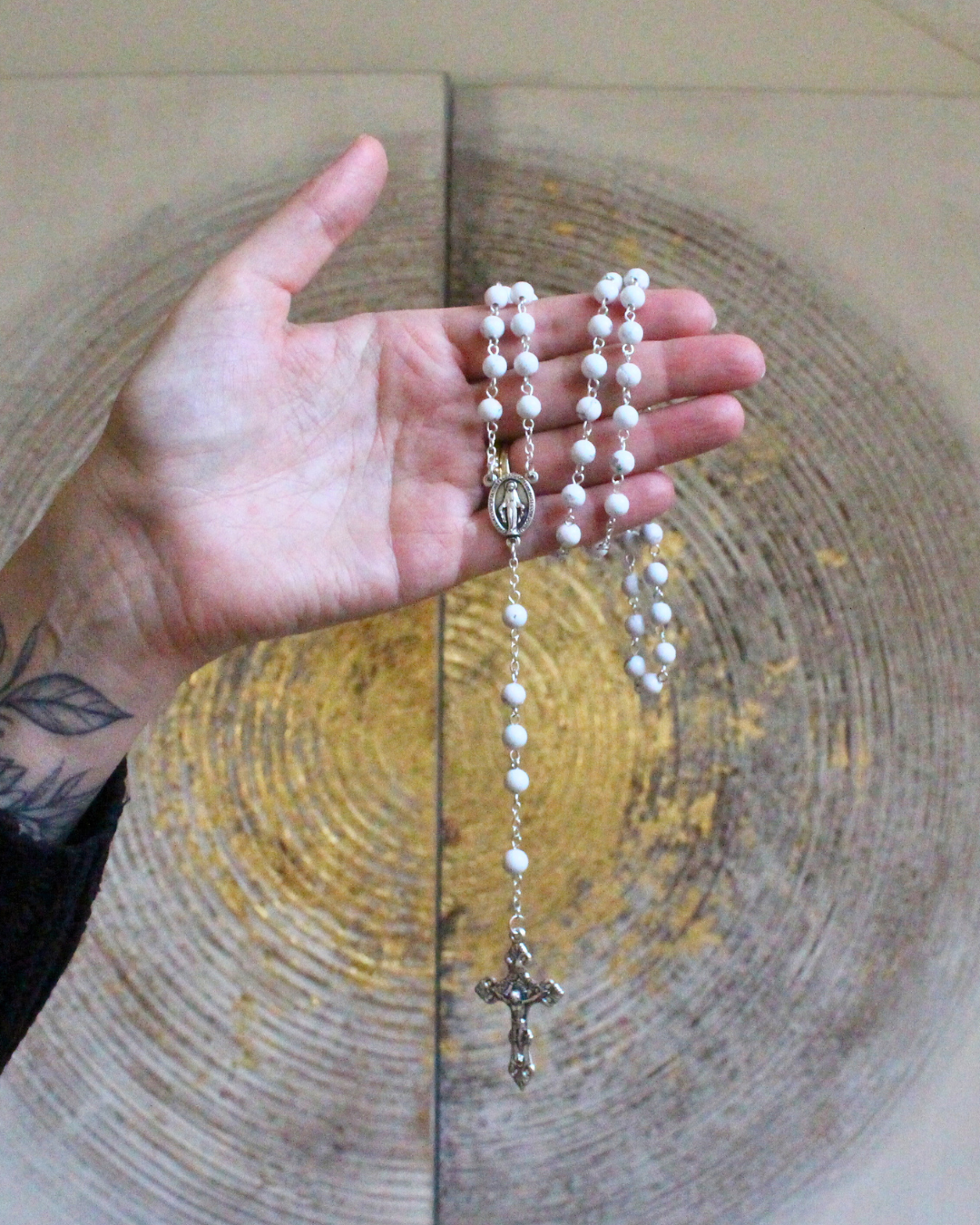 Apportez pureté et sérénité à vos prières avec ce chapelet en agate blanche, 
Sa teinte lumineuse et douce favorise la méditation et la concentration sur chaque mystère du Rosaire. L'agate blanche favorise  la pureté, la paix intérieure et l’équilibre. La croix au bout du chapelet rappelle la foi, le sacrifice et la force spirituelle. Idéal pour la méditation, la prière et la connexion spirituelle.
