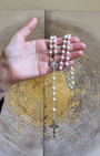 Apportez pureté et sérénité à vos prières avec ce chapelet en agate blanche, 
Sa teinte lumineuse et douce favorise la méditation et la concentration sur chaque mystère du Rosaire. L'agate blanche favorise  la pureté, la paix intérieure et l’équilibre. La croix au bout du chapelet rappelle la foi, le sacrifice et la force spirituelle. Idéal pour la méditation, la prière et la connexion spirituelle.
