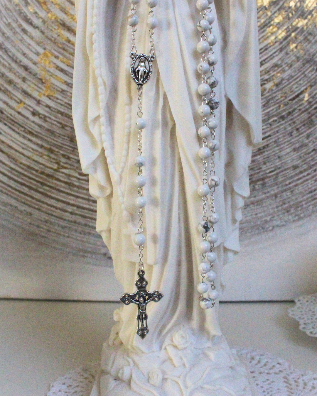 Apportez pureté et sérénité à vos prières avec ce chapelet en agate blanche, 
Sa teinte lumineuse et douce favorise la méditation et la concentration sur chaque mystère du Rosaire. L'agate blanche favorise  la pureté, la paix intérieure et l’équilibre. La croix au bout du chapelet rappelle la foi, le sacrifice et la force spirituelle. Idéal pour la méditation, la prière et la connexion spirituelle.
