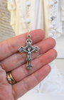 Apportez pureté et sérénité à vos prières avec ce chapelet en agate blanche, 
Sa teinte lumineuse et douce favorise la méditation et la concentration sur chaque mystère du Rosaire. L'agate blanche favorise  la pureté, la paix intérieure et l’équilibre. La croix au bout du chapelet rappelle la foi, le sacrifice et la force spirituelle. Idéal pour la méditation, la prière et la connexion spirituelle.
