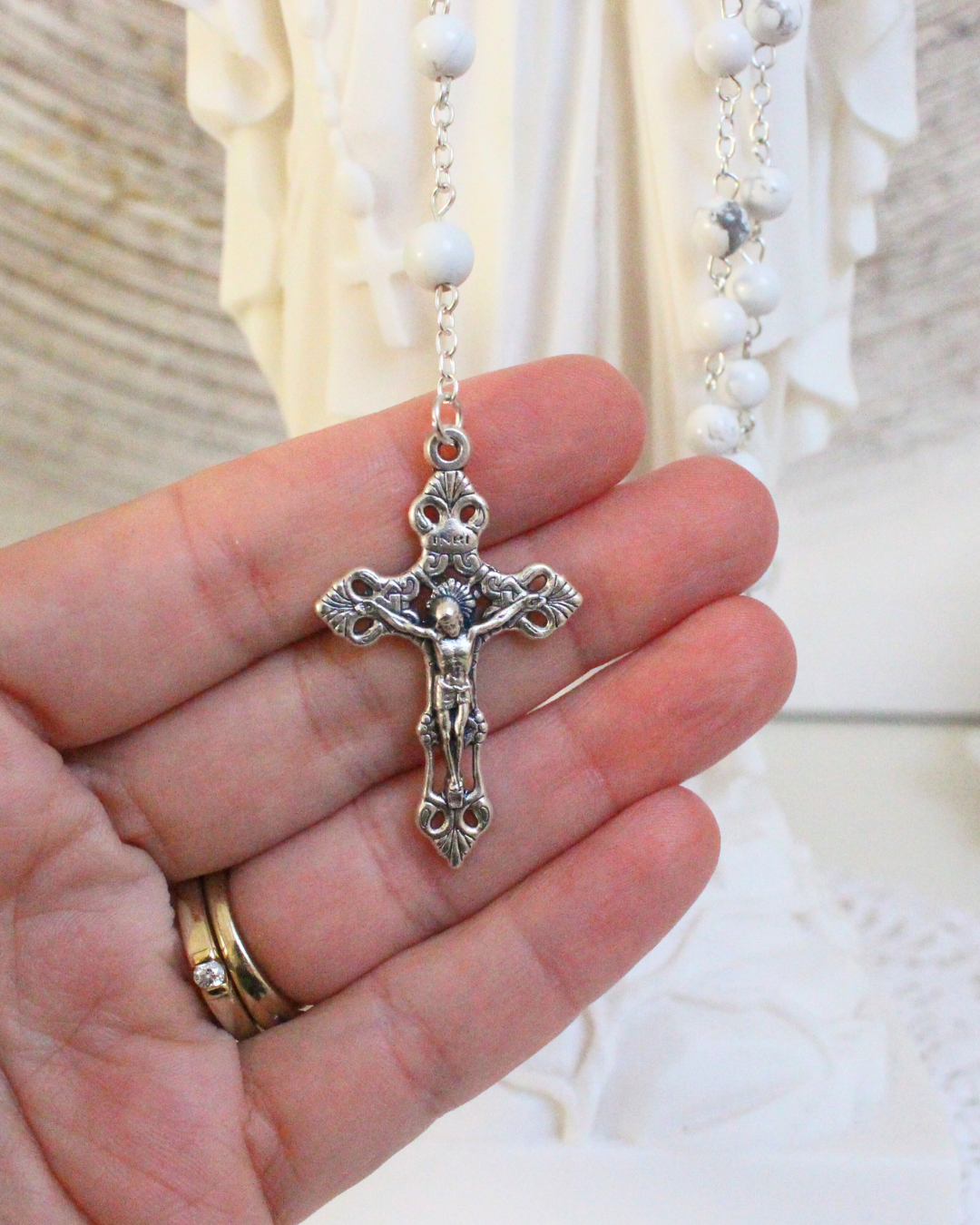 Apportez pureté et sérénité à vos prières avec ce chapelet en agate blanche, 
Sa teinte lumineuse et douce favorise la méditation et la concentration sur chaque mystère du Rosaire. L'agate blanche favorise  la pureté, la paix intérieure et l’équilibre. La croix au bout du chapelet rappelle la foi, le sacrifice et la force spirituelle. Idéal pour la méditation, la prière et la connexion spirituelle.
