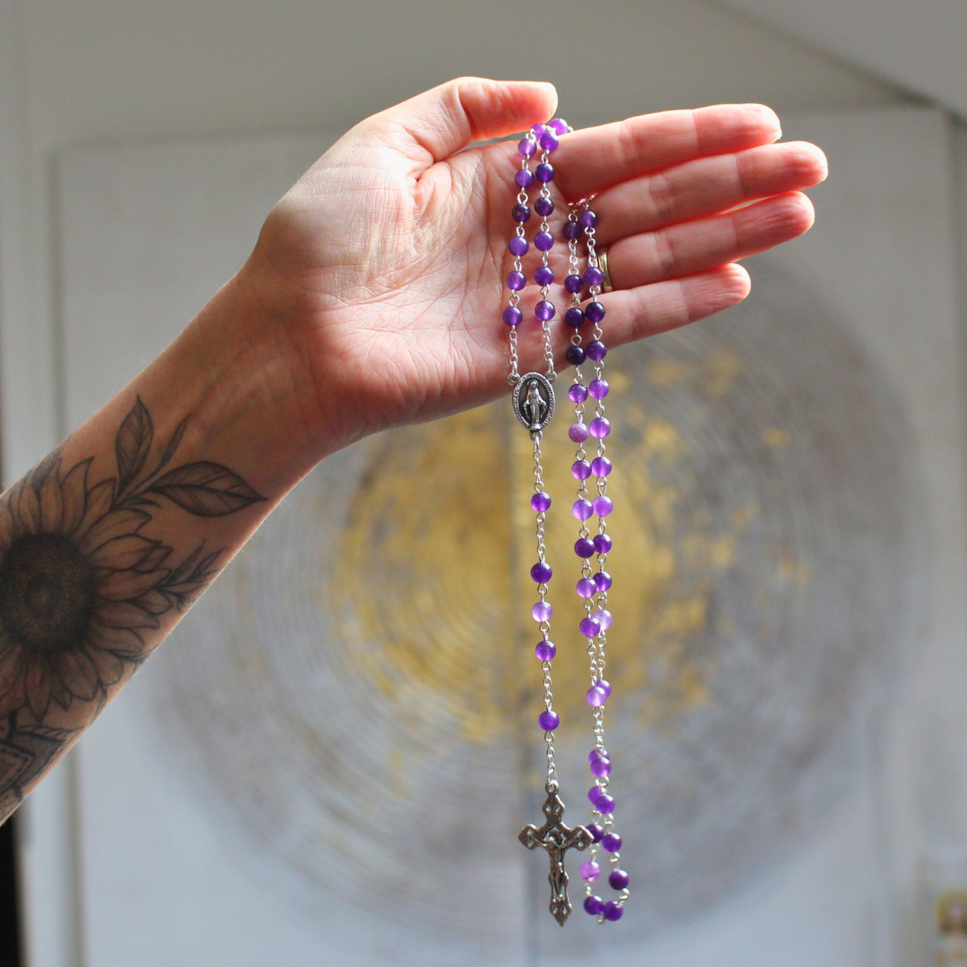 Apportez paix et élévation à vos prières avec ce chapelet en améthyste.
Sa teinte violette profonde favorise l’apaisement, l’intuition et la concentration lors de la méditation des mystères du Rosaire.