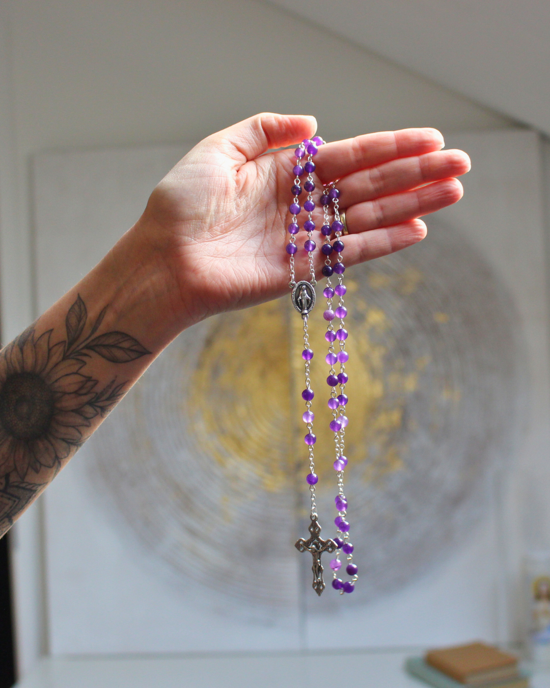 Apportez paix et élévation à vos prières avec ce chapelet en améthyste.
Sa teinte violette profonde favorise l’apaisement, l’intuition et la concentration lors de la méditation des mystères du Rosaire.