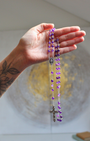 Apportez paix et élévation à vos prières avec ce chapelet en améthyste.
Sa teinte violette profonde favorise l’apaisement, l’intuition et la concentration lors de la méditation des mystères du Rosaire.