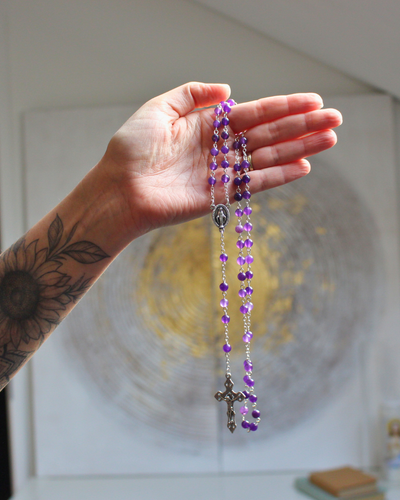 Apportez paix et élévation à vos prières avec ce chapelet en améthyste.
Sa teinte violette profonde favorise l’apaisement, l’intuition et la concentration lors de la méditation des mystères du Rosaire.