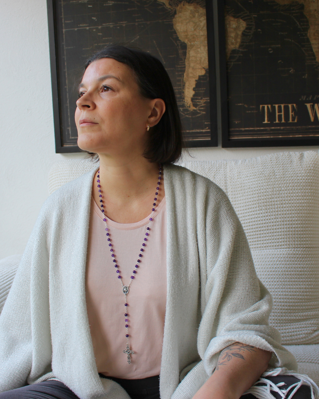 Apportez paix et élévation à vos prières avec ce chapelet en améthyste.
Sa teinte violette profonde favorise l’apaisement, l’intuition et la concentration lors de la méditation des mystères du Rosaire.