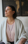 Apportez paix et élévation à vos prières avec ce chapelet en améthyste.
Sa teinte violette profonde favorise l’apaisement, l’intuition et la concentration lors de la méditation des mystères du Rosaire.