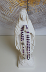Apportez paix et élévation à vos prières avec ce chapelet en améthyste.
Sa teinte violette profonde favorise l’apaisement, l’intuition et la concentration lors de la méditation des mystères du Rosaire.