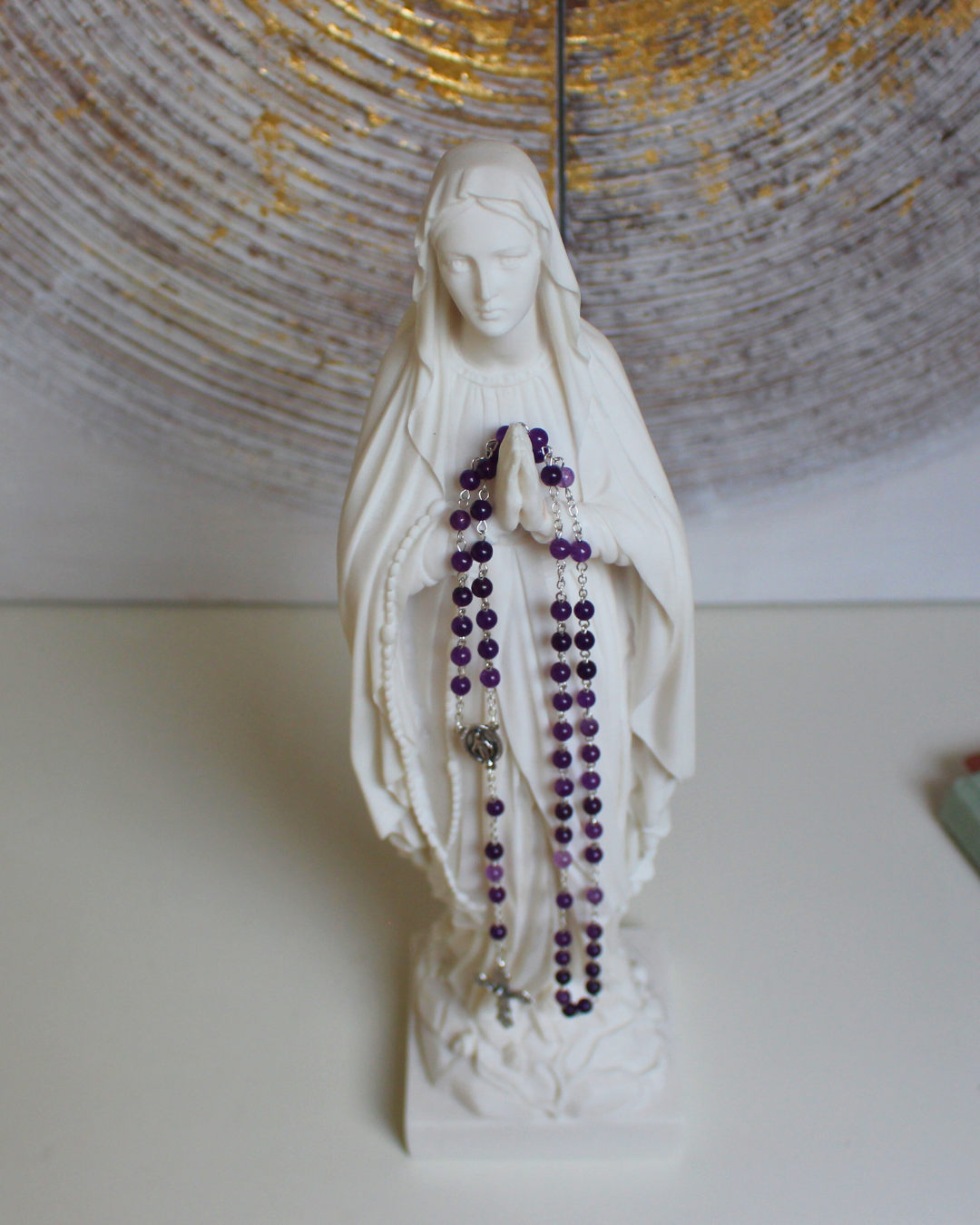 Apportez paix et élévation à vos prières avec ce chapelet en améthyste.
Sa teinte violette profonde favorise l’apaisement, l’intuition et la concentration lors de la méditation des mystères du Rosaire.