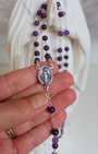 Apportez paix et élévation à vos prières avec ce chapelet en améthyste.
Sa teinte violette profonde favorise l’apaisement, l’intuition et la concentration lors de la méditation des mystères du Rosaire.