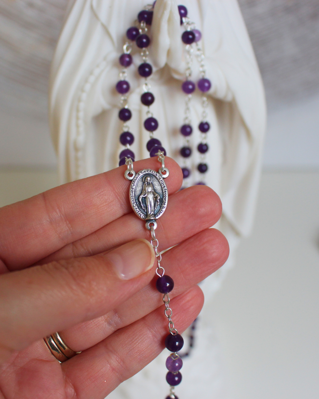 Apportez paix et élévation à vos prières avec ce chapelet en améthyste.
Sa teinte violette profonde favorise l’apaisement, l’intuition et la concentration lors de la méditation des mystères du Rosaire.