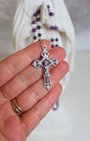 Apportez paix et élévation à vos prières avec ce chapelet en améthyste.
Sa teinte violette profonde favorise l’apaisement, l’intuition et la concentration lors de la méditation des mystères du Rosaire.