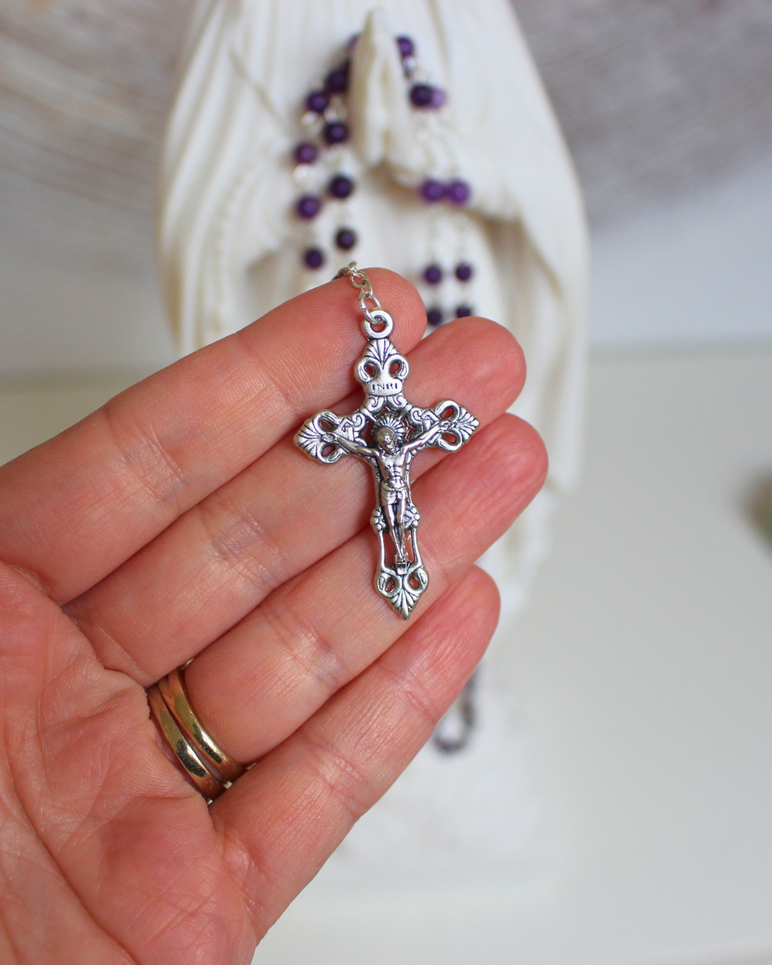 Apportez paix et élévation à vos prières avec ce chapelet en améthyste.
Sa teinte violette profonde favorise l’apaisement, l’intuition et la concentration lors de la méditation des mystères du Rosaire.