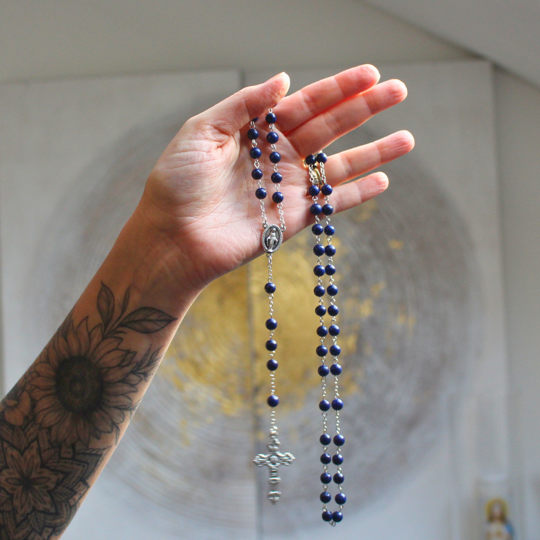 Apportez sagesse et profondeur à vos prières avec ce chapelet en lapis-lazuli.
Sa couleur bleu royal favorise la méditation, l’élévation spirituelle et la concentration lors de chaque mystère du Rosaire.
