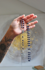 Apportez sagesse et profondeur à vos prières avec ce chapelet en lapis-lazuli.
Sa couleur bleu royal favorise la méditation, l’élévation spirituelle et la concentration lors de chaque mystère du Rosaire.
