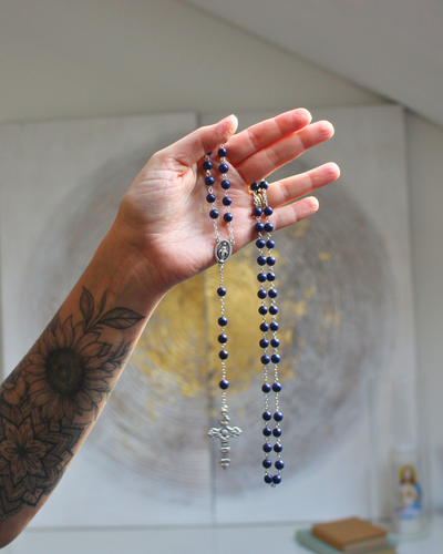 Apportez sagesse et profondeur à vos prières avec ce chapelet en lapis-lazuli.
Sa couleur bleu royal favorise la méditation, l’élévation spirituelle et la concentration lors de chaque mystère du Rosaire.
