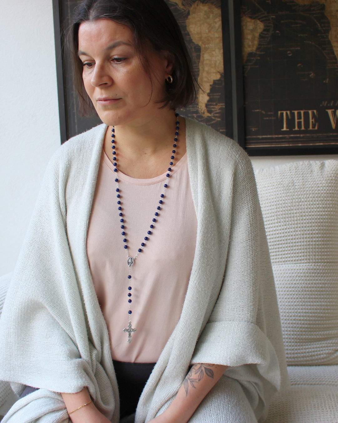 Apportez sagesse et profondeur à vos prières avec ce chapelet en lapis-lazuli.
Sa couleur bleu royal favorise la méditation, l’élévation spirituelle et la concentration lors de chaque mystère du Rosaire.
