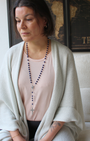 Apportez sagesse et profondeur à vos prières avec ce chapelet en lapis-lazuli.
Sa couleur bleu royal favorise la méditation, l’élévation spirituelle et la concentration lors de chaque mystère du Rosaire.
