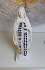 Apportez sagesse et profondeur à vos prières avec ce chapelet en lapis-lazuli.
Sa couleur bleu royal favorise la méditation, l’élévation spirituelle et la concentration lors de chaque mystère du Rosaire.
