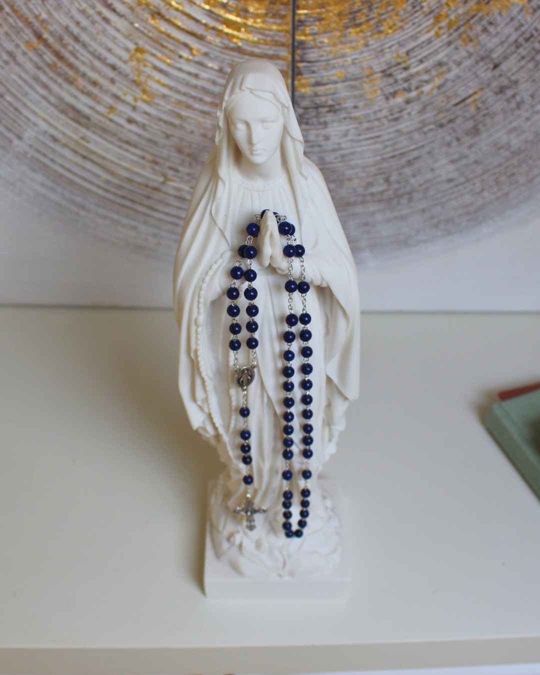 Apportez sagesse et profondeur à vos prières avec ce chapelet en lapis-lazuli.
Sa couleur bleu royal favorise la méditation, l’élévation spirituelle et la concentration lors de chaque mystère du Rosaire.
