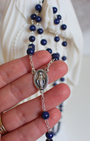 Apportez sagesse et profondeur à vos prières avec ce chapelet en lapis-lazuli.
Sa couleur bleu royal favorise la méditation, l’élévation spirituelle et la concentration lors de chaque mystère du Rosaire.