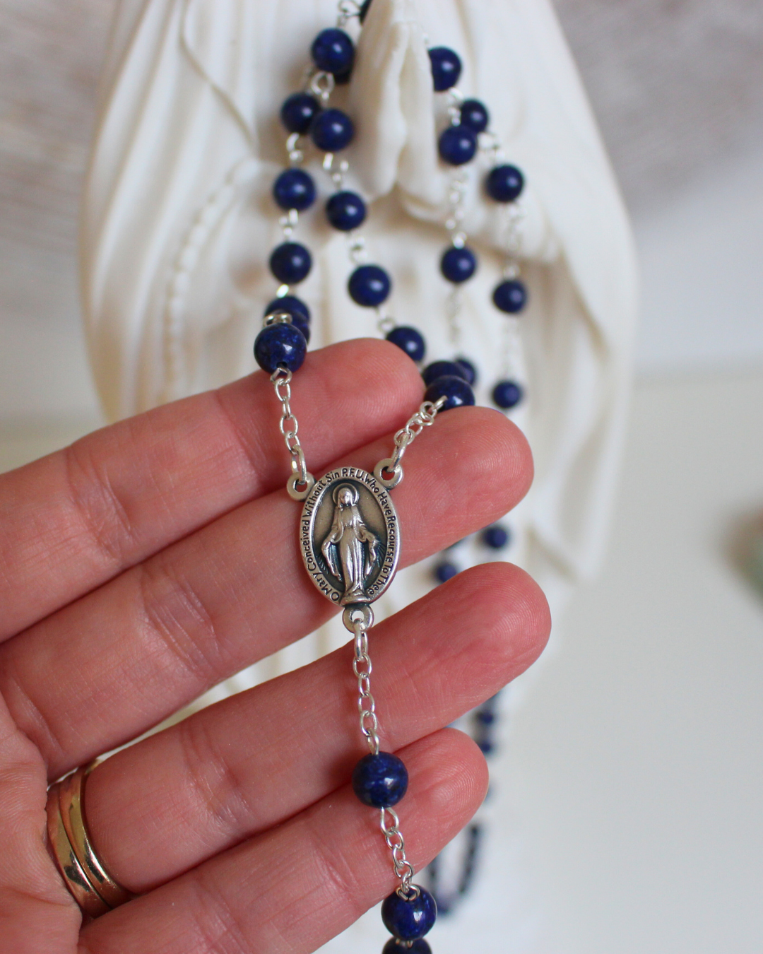 Apportez sagesse et profondeur à vos prières avec ce chapelet en lapis-lazuli.
Sa couleur bleu royal favorise la méditation, l’élévation spirituelle et la concentration lors de chaque mystère du Rosaire.