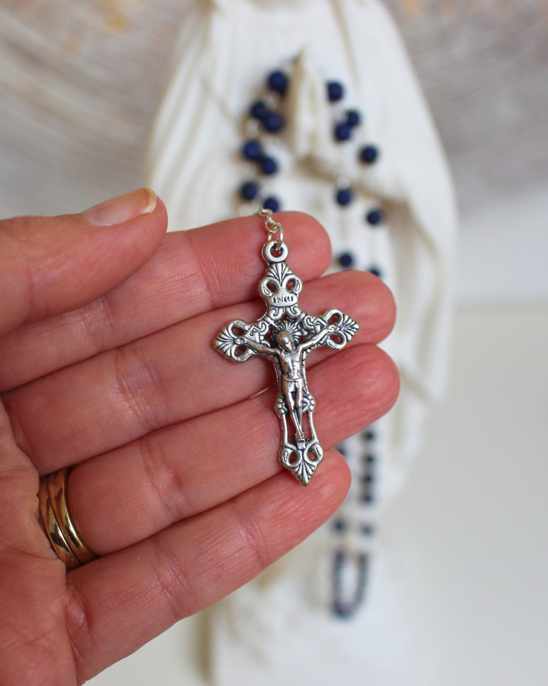 Apportez sagesse et profondeur à vos prières avec ce chapelet en lapis-lazuli.
Sa couleur bleu royal favorise la méditation, l’élévation spirituelle et la concentration lors de chaque mystère du Rosaire.