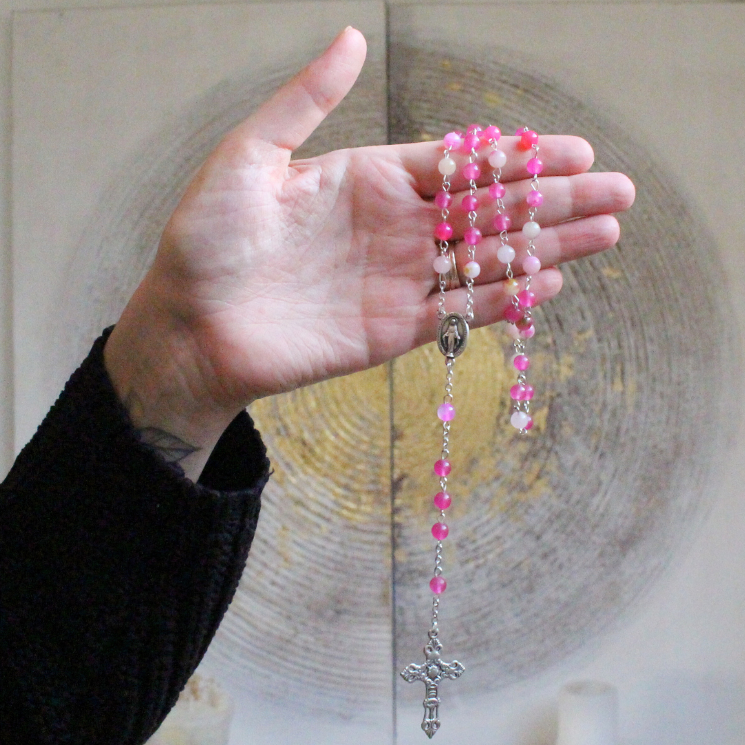 Apportez amour et bienveillance à vos prières avec ce chapelet en rhodonite.
Sa teinte chaleureuse et douce favorise la méditation et la concentration sur chaque mystère du Rosaire.
