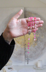 Apportez amour et bienveillance à vos prières avec ce chapelet en rhodonite.
Sa teinte chaleureuse et douce favorise la méditation et la concentration sur chaque mystère du Rosaire.
