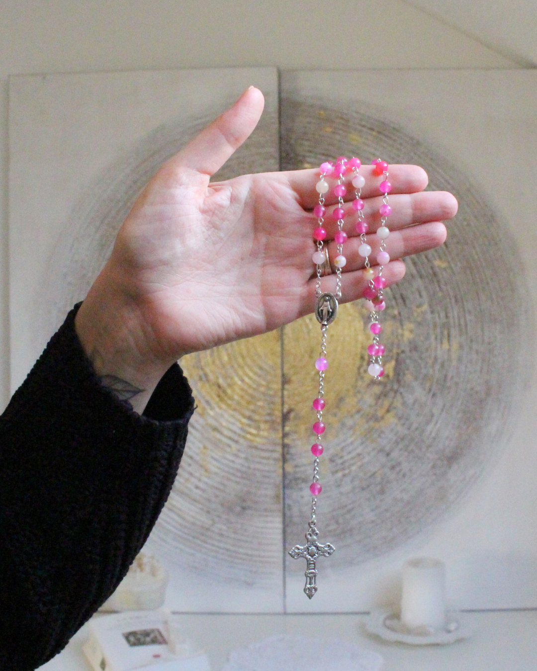 Apportez amour et bienveillance à vos prières avec ce chapelet en rhodonite.
Sa teinte chaleureuse et douce favorise la méditation et la concentration sur chaque mystère du Rosaire.
