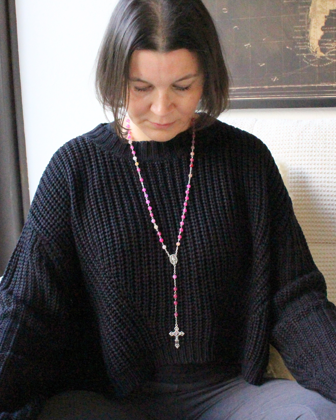 Apportez amour et bienveillance à vos prières avec ce chapelet en rhodonite.
Sa teinte chaleureuse et douce favorise la méditation et la concentration sur chaque mystère du Rosaire.
