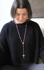 Apportez amour et bienveillance à vos prières avec ce chapelet en rhodonite.
Sa teinte chaleureuse et douce favorise la méditation et la concentration sur chaque mystère du Rosaire.
