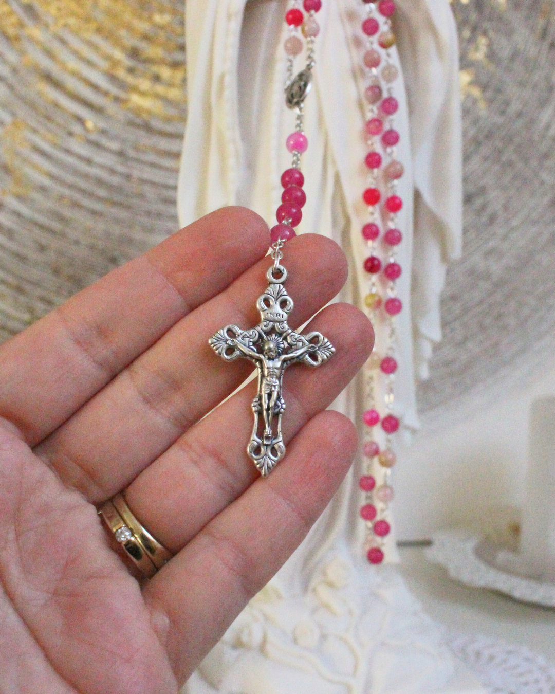 Apportez amour et bienveillance à vos prières avec ce chapelet en rhodonite.
Sa teinte chaleureuse et douce favorise la méditation et la concentration sur chaque mystère du Rosaire.