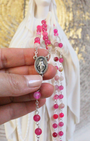 Apportez amour et bienveillance à vos prières avec ce chapelet en rhodonite.
Sa teinte chaleureuse et douce favorise la méditation et la concentration sur chaque mystère du Rosaire.