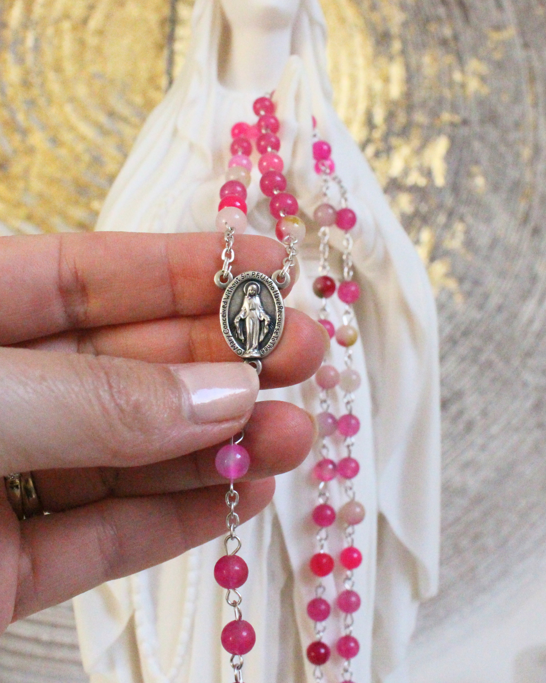 Apportez amour et bienveillance à vos prières avec ce chapelet en rhodonite.
Sa teinte chaleureuse et douce favorise la méditation et la concentration sur chaque mystère du Rosaire.