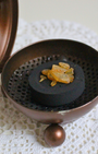 Charbons 40mm allumage rapide, paquet de 10, fabriqués aux Pays-Bas. Idéal brûler encens en résine, plantes rituelles et poudres. Indispensable fumigation.