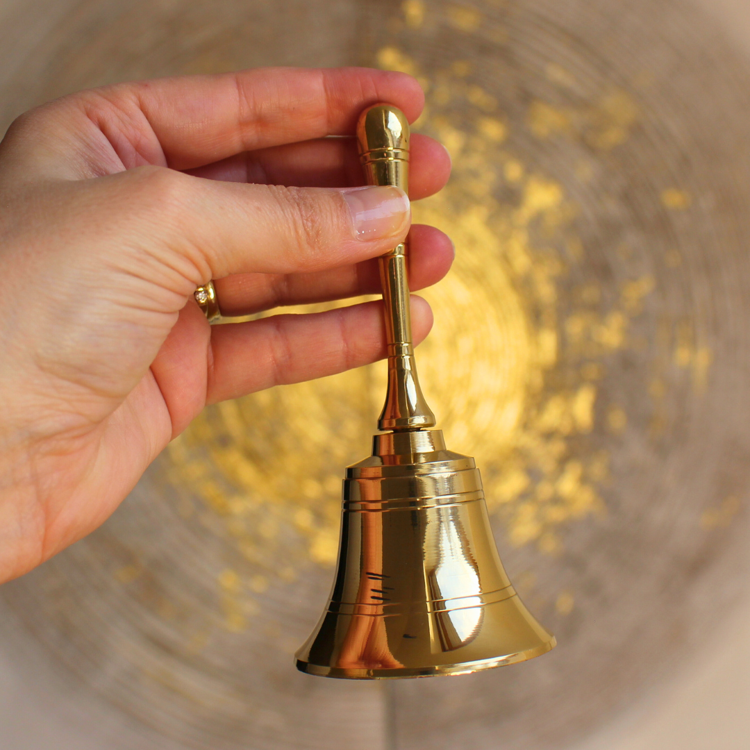 Cloche en laiton poli, son clair et vibrant. Idéal méditation, purification sonore, harmonisation et rituels spirituels. Décoration d’autel ou espace sacré.