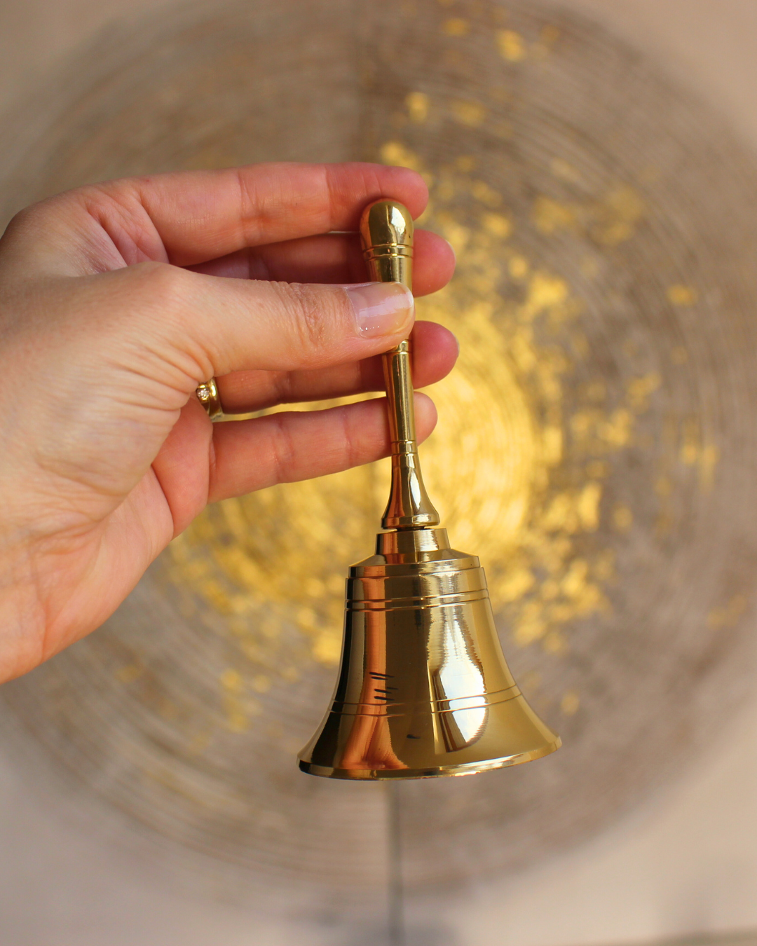 Cloche en laiton poli, son clair et vibrant. Idéal méditation, purification sonore, harmonisation et rituels spirituels. Décoration d’autel ou espace sacré.