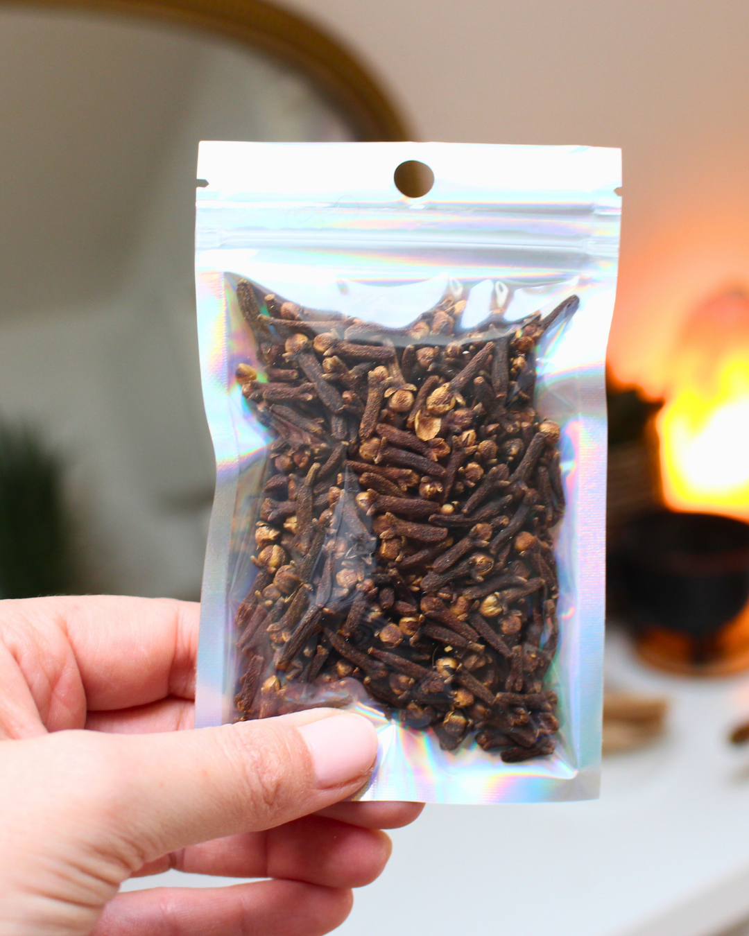 Clou de girofle bio séché, 10g / 20g. Épice puissante et protectrice. Idéal rituels de protection, courage, attraction des opportunités et renforcement des intentions.